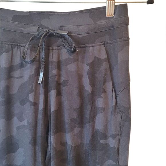 Lululemon Women's Dark Camo Ultrasoft Joggers Size 4 - Picture 4 of 5